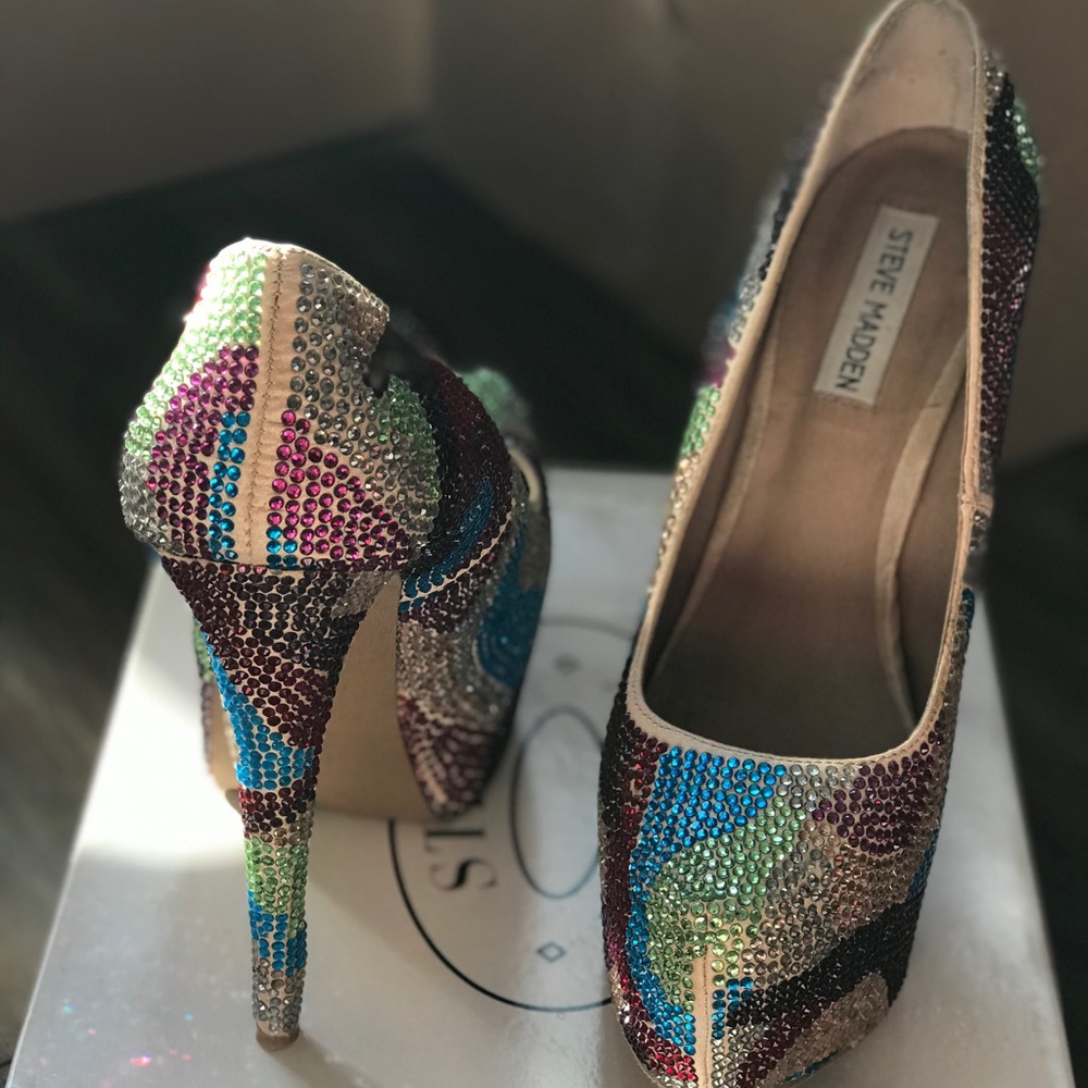 Statement Shoe! - Picture 3 of 6